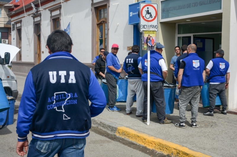 Hubo reclamo afuera del Municipio. (F.C)