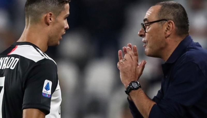 Sarri le da indicaciones a Cristiano Ronaldo. (Foto: AFP)