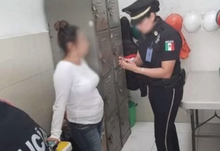 La mujer, mientras era interrogada por la Policía. Foto: Gentileza La Vanguardia