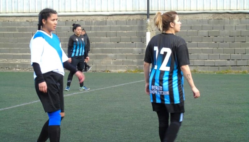 Las futbolistas en cancha. 