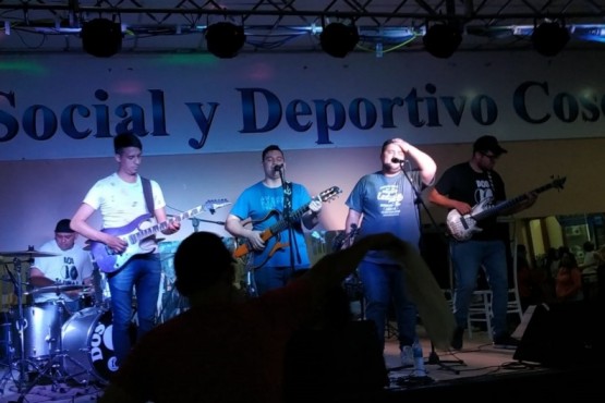 La banda tocando en Cosquín Callejero.