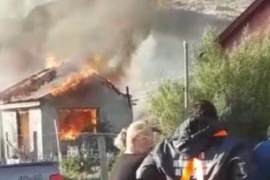 Incendio consumió una vivienda y la familia quedó con lo puesto