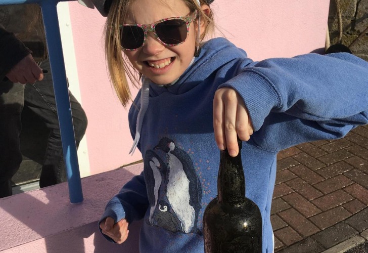La joven que encontró la botella con el mensaje. Foto. Gentileza RT en Español