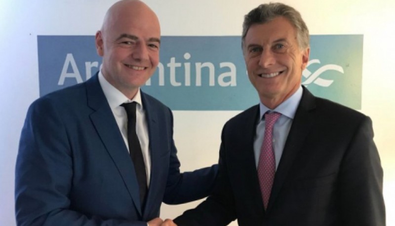 Mauricio Macri junto a Giani Infantino. 