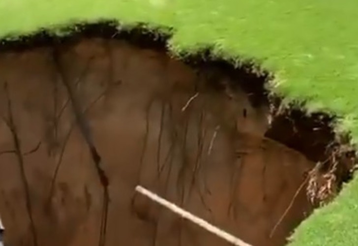 Captura de video del hueco en el suelo de las Islas Caimán.