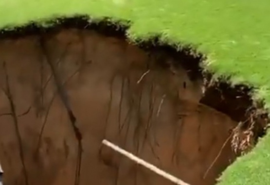 Captura de video del hueco en el suelo de las Islas Caimán.