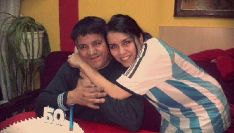 Stefania Rosales junto a su padre Antonio. 