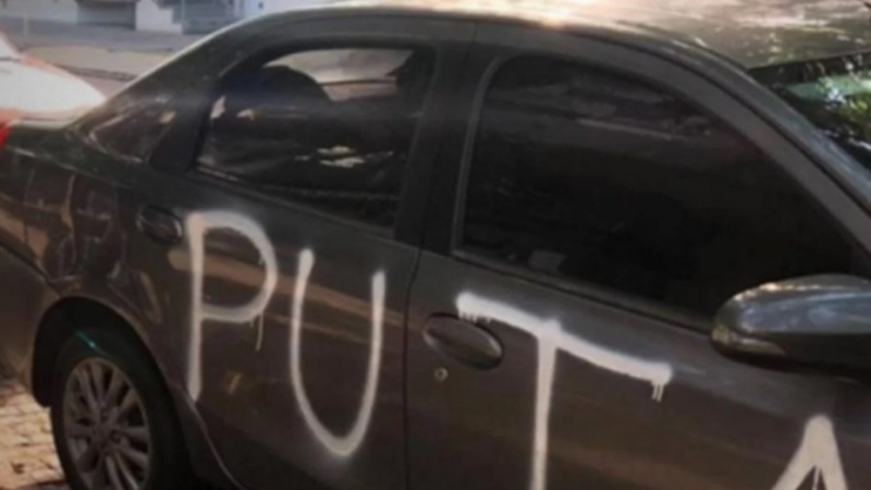 Le escribió el auto con aerosol. 