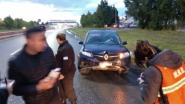 Perdió el control y terminó contra un paredón