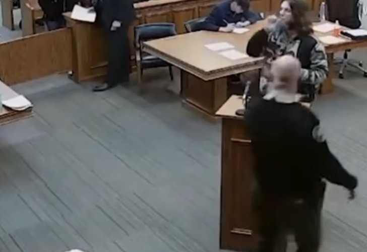Captura de video del momento en que el hombre enciende un cigarrillo de marihuana en la sala del juzgado.