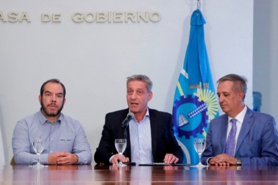 Conferencia del Gobernador Arcioni junto a ministros. 