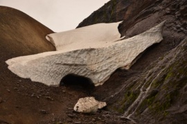Los fantásticos túneles de hielo que se forman en pleno verano