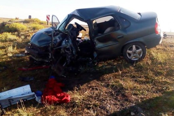 Los rodados terminaron con importantes daños materiales tras colisionar de manera frontal en la Ruta Nacional N°3 en la noche del sábado. 