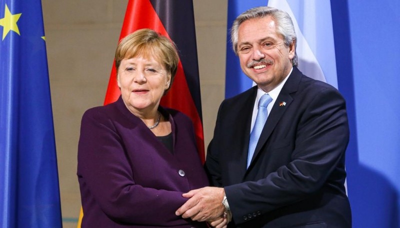 Alberto Fernández junto a Angela Merkel.