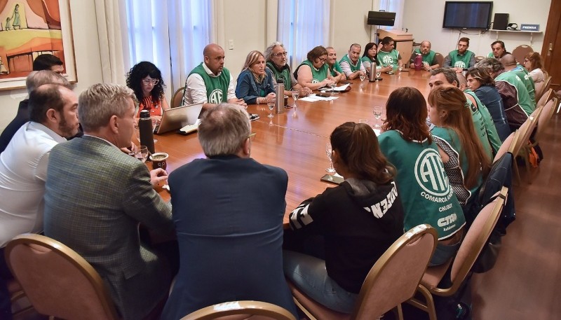 Arcioni junto a trabajadores de ATE. 