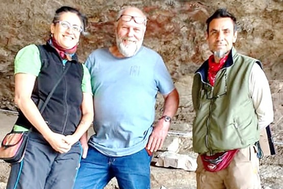 Arqueólogos del INAPL junto a Juan Nauta