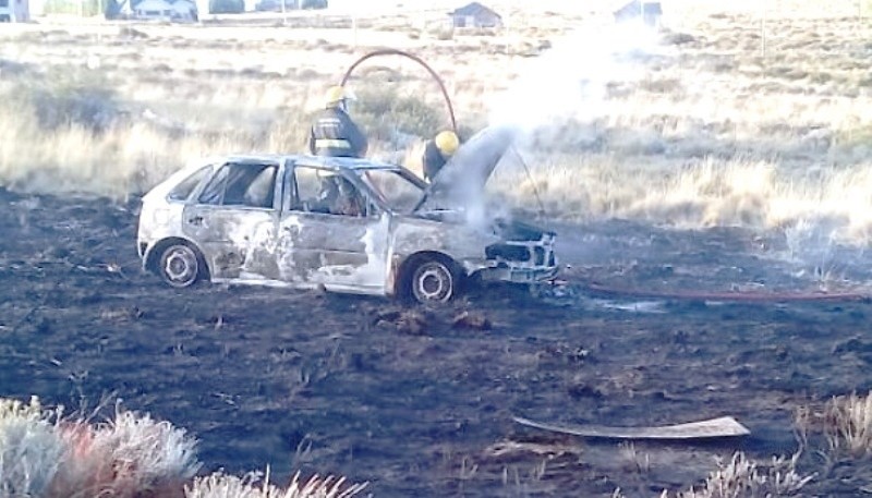 El fuego consumió todo el vehículo. 