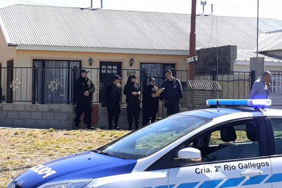 En la casa se secuestró un reloj y varias prendas de vestir relacionadas a la causa.