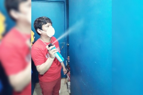 Martín Toledo manipulando un insecticida. 