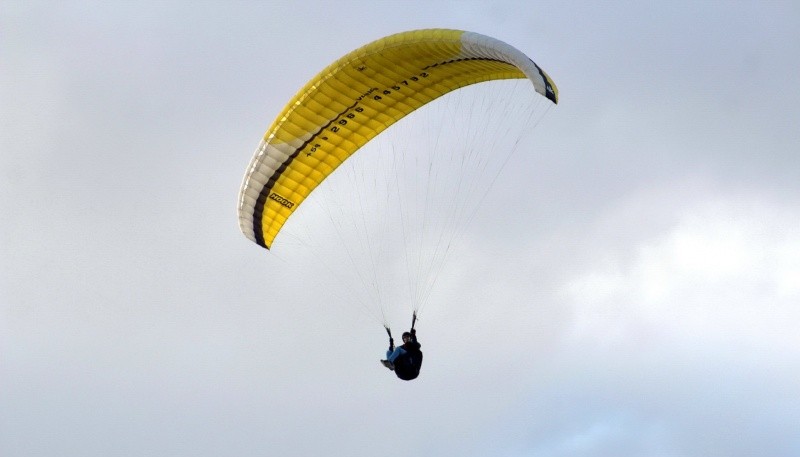 Volando en los cielos de Santa Cruz (Foto de Pedro Aguila).