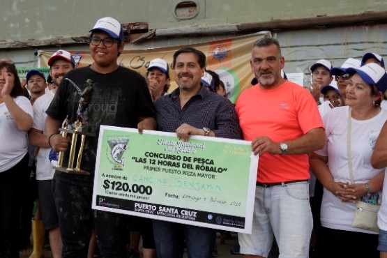 El intendente junto al ganador de la pesca. 