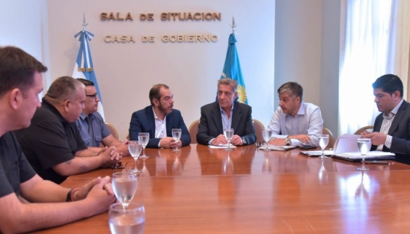 Arcioni en reunión con la UOCRA. 