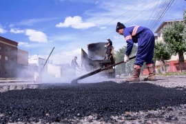 Tapan los baches de calle Alberdi