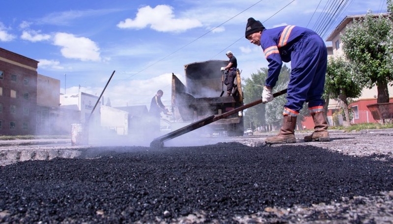 Bacheo en calle Alberdi (Foto: C.Robledo).