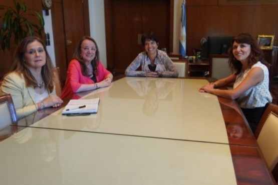 La reunión entre Alicia y Marcó del Pont, acompañadas de Silvia Córdoba y Paola Vessvessian.  