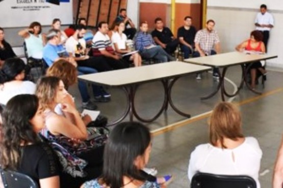 Docentes en asamblea en la escuela 730 de Trelew .