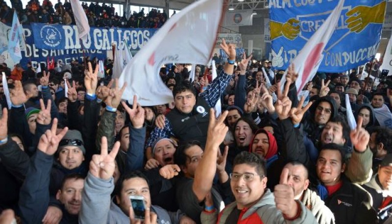 Los petroleros junto a Vidal. 