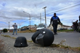 Llevaba a su madre en moto y fueron embestidos por una camioneta