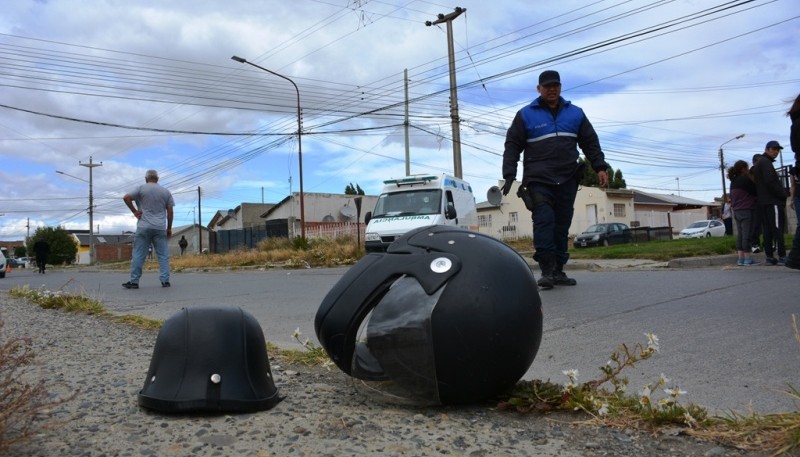 Los cascos de las personas que iban a bordo de la moto (Foto: C. Robledo).