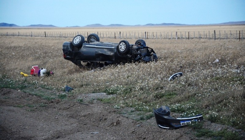 El auto volcado a un costado del camino (Foto F. Capadona)