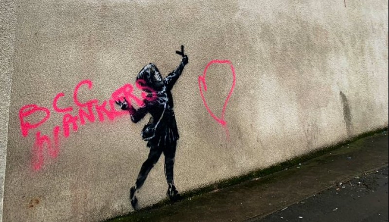 El grafiti de Bansky fue vandalizado. 