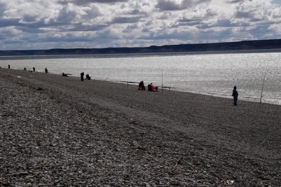 Torneo de pesca en la costanera local. 