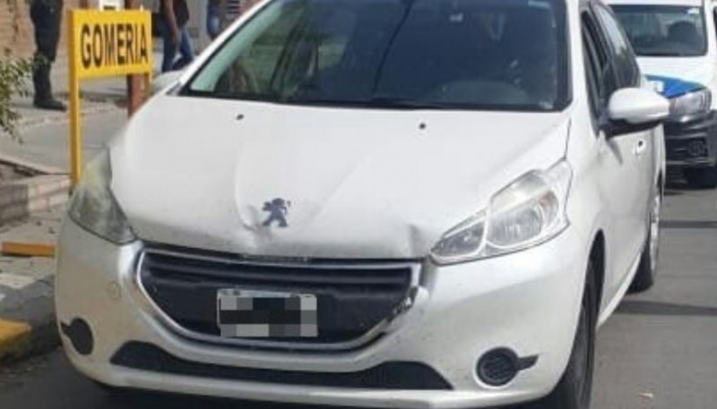 El Peugeot 208 secuestrado por la policía. (Foto Diario Jornada)