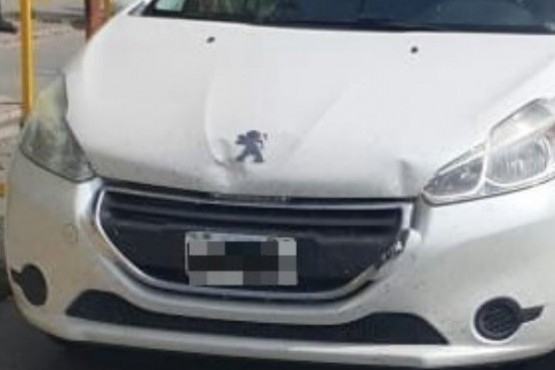 El Peugeot 208 secuestrado por la policía. (Foto Diario Jornada)