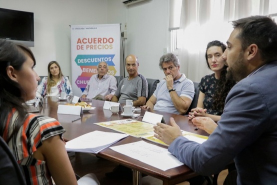 La mesa de trabajo para el acuerdo de útiles escolares. 