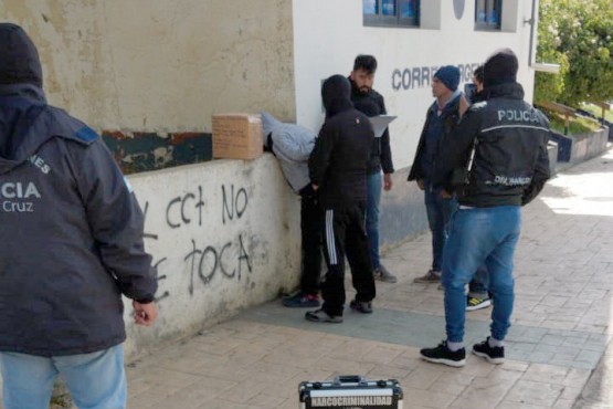 Narcocriminalistica trabajando en el lugar. 