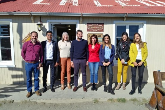 Lammens junto a las autoridades provinciales en el Paraje La Leona. 