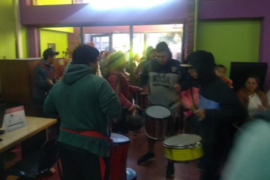 Con bombos y redoblantes se manifestaron en el Municipio. 