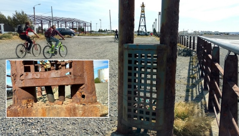 Los postes oxidados en la costanera (Fotos y video C. Gonzalez) 