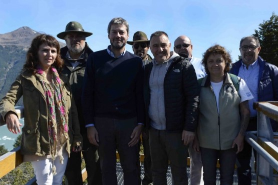 Los funcionarios junto al ministro de Turismo de Nación, Matìas Lammens. 