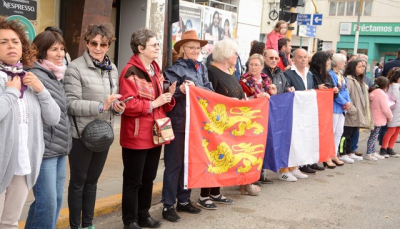 Los representantes de Normandia en el izamiento dominical (F. Capadona) 