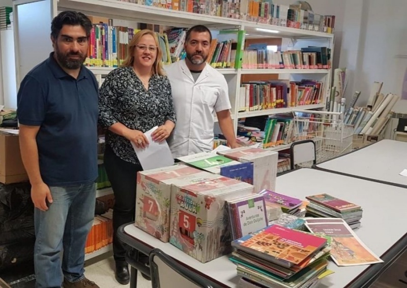 Entrega del material escolar en el barrio.