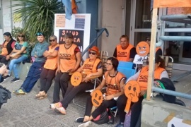 Trabajadores de salud se encadenaron frente al Ministerio de Salud