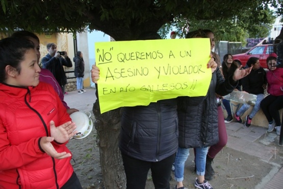 Algunos vecinos se congregaron en la esquina de Kirchner y Córdoba. (Foto: C.G.)