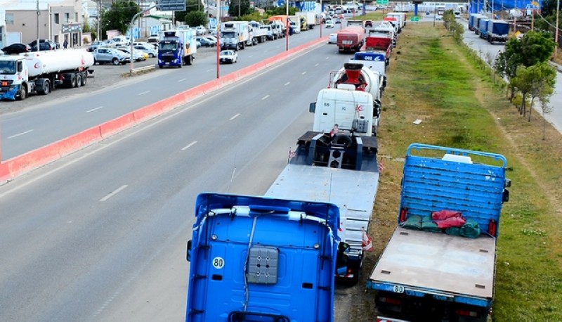 Los camioneros se apostaron al costado de la Autovía 17 de Octubre. (Foto: C.R). 