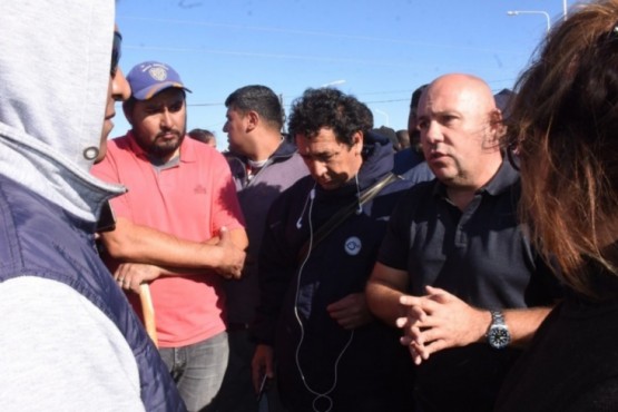 Trabajadores pesqueros cortan la Ruta 1